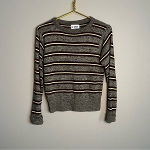 College town sweater‎